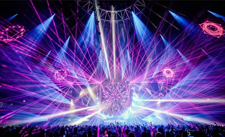La Industria de la Música Electrónica: Un Viaje a Través del Ritmo y la Innovación